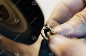 Почему полировка может быть вредна для ваших колец и других украшений?